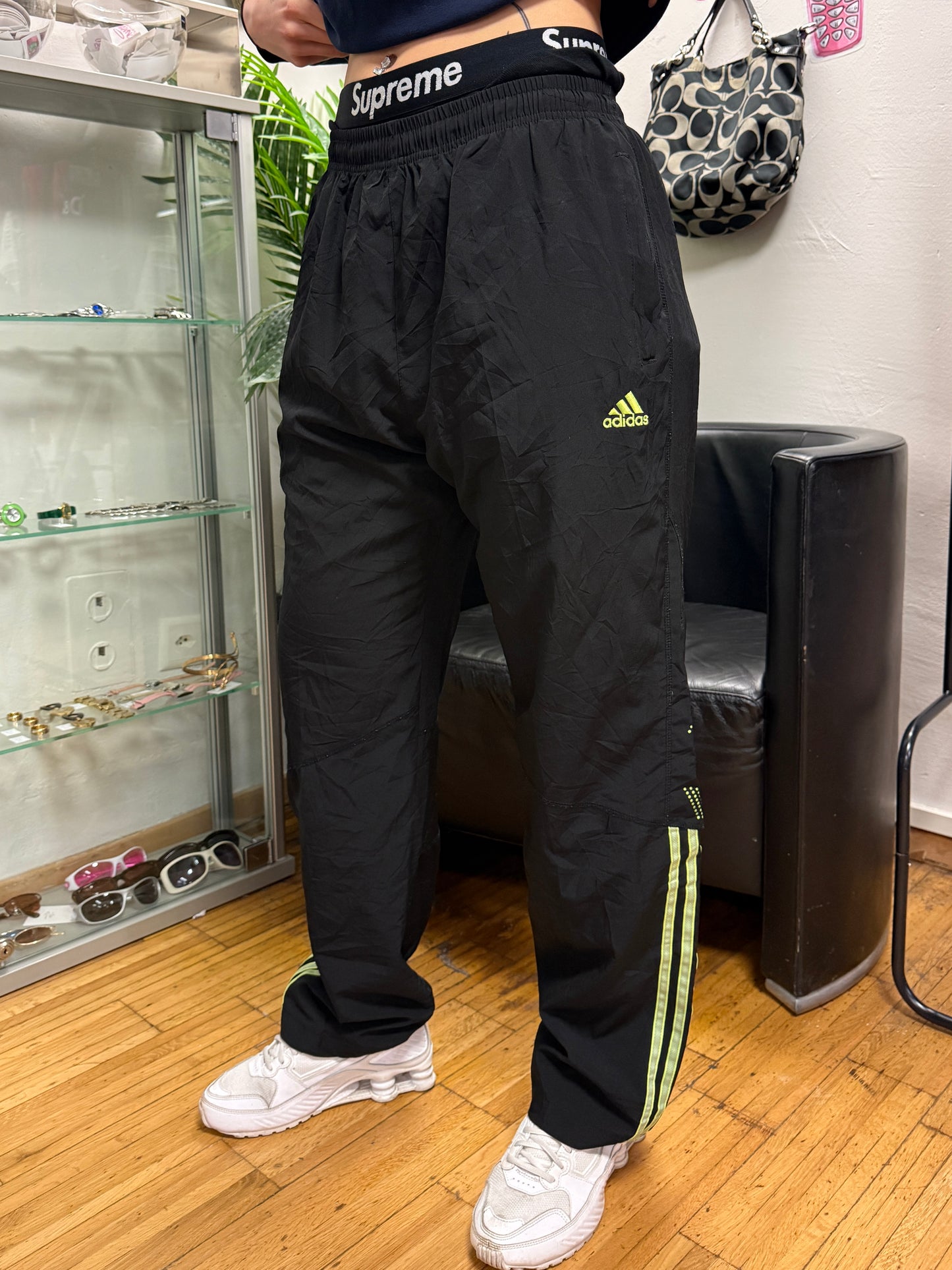 ADIDAS PANTS  (S-M)