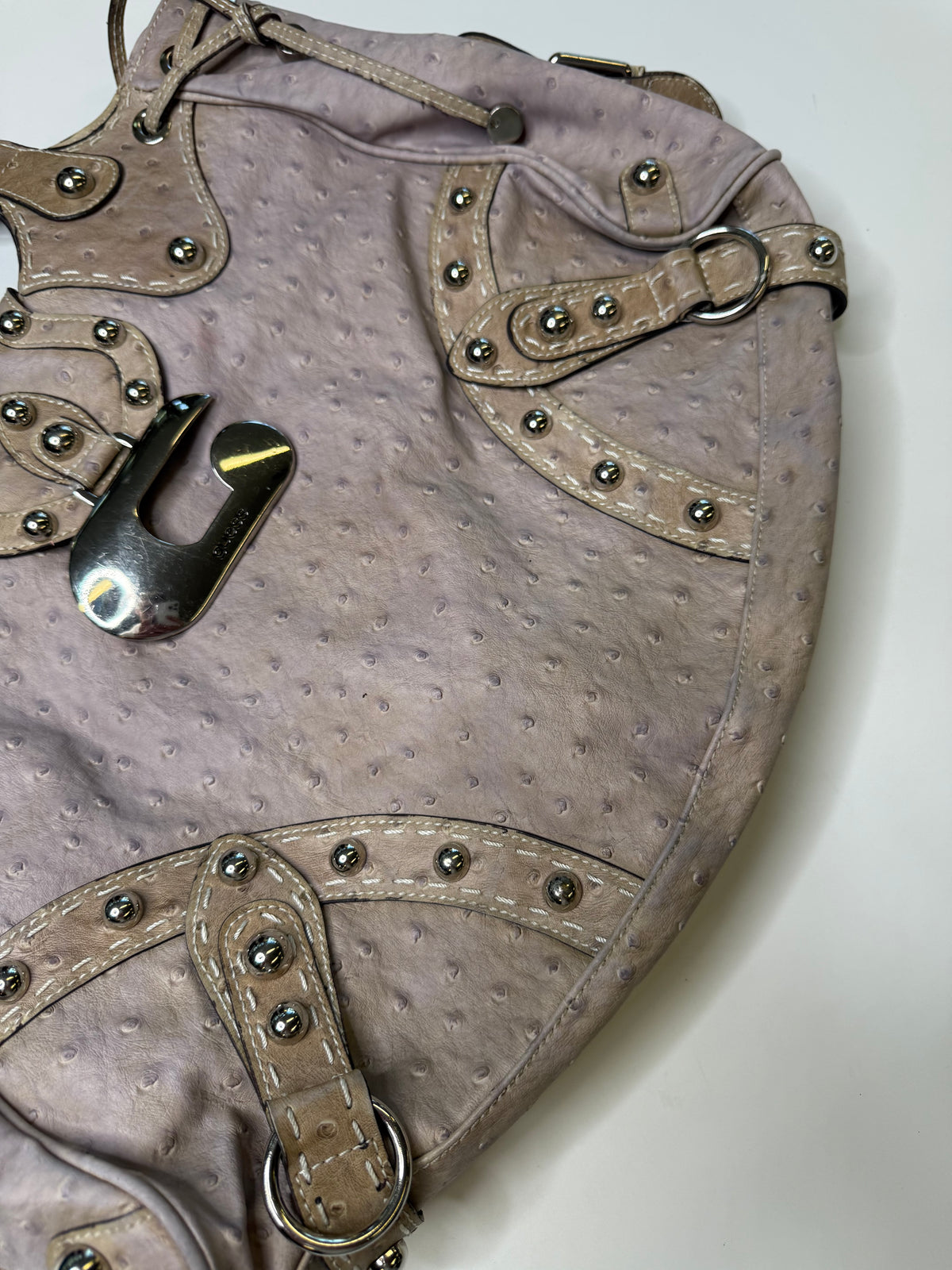 GUESS OSTRICH-EMBOSSED BAG (TAUPE)