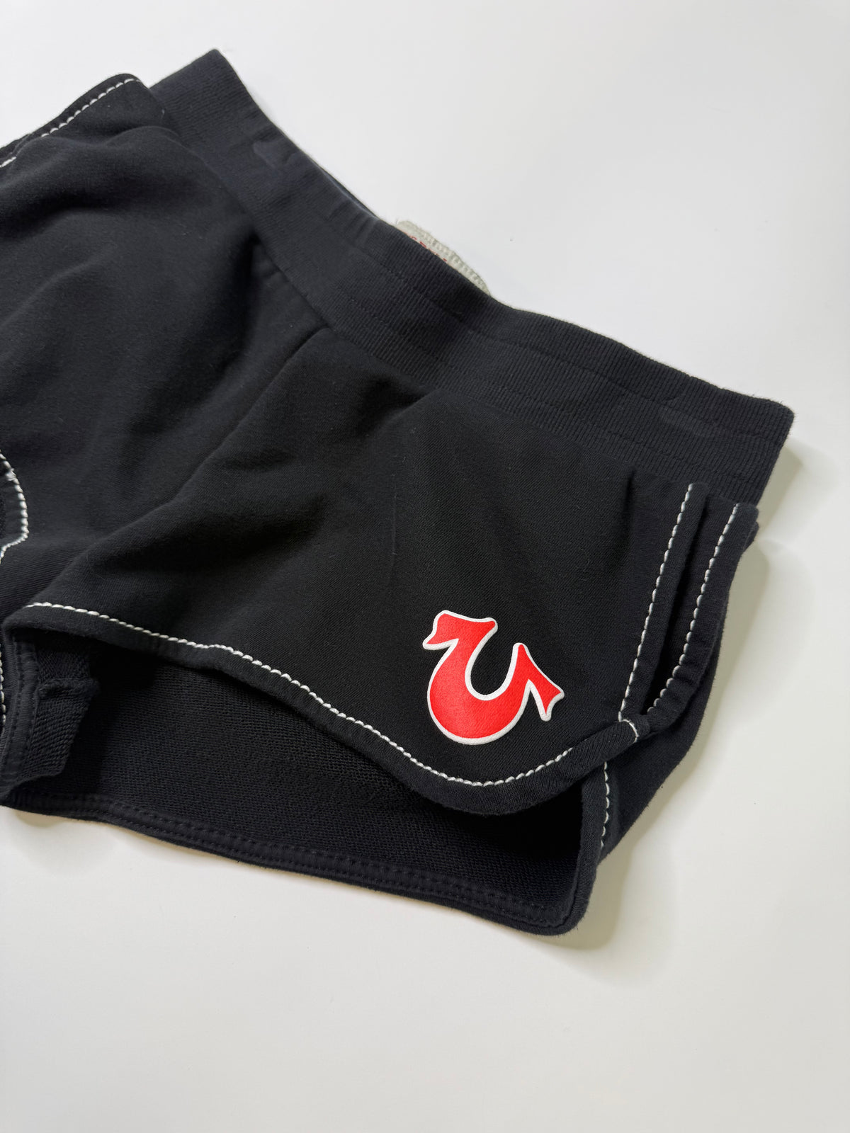 TRUE RELIGION VINTAGE HORSESHOE LOGO SWEAT SHORTS (XS)