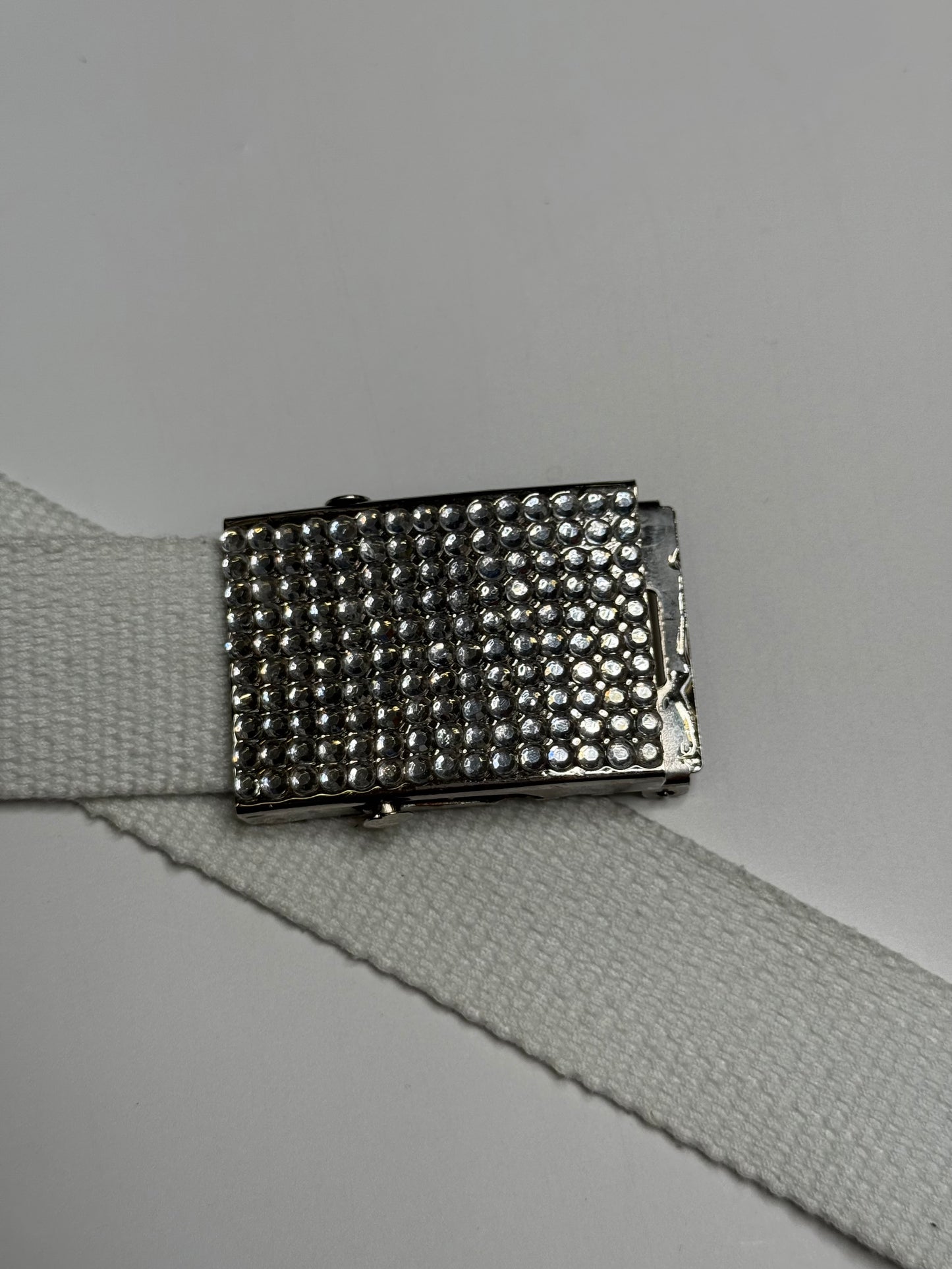 WHITE VINTAGE BELT WITH A GLITTER BUCKLE