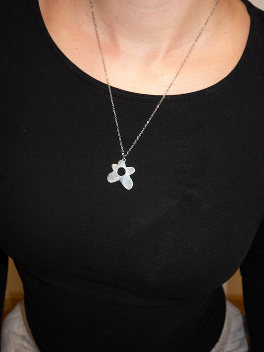 METALLIC FLOWER NECKLACE