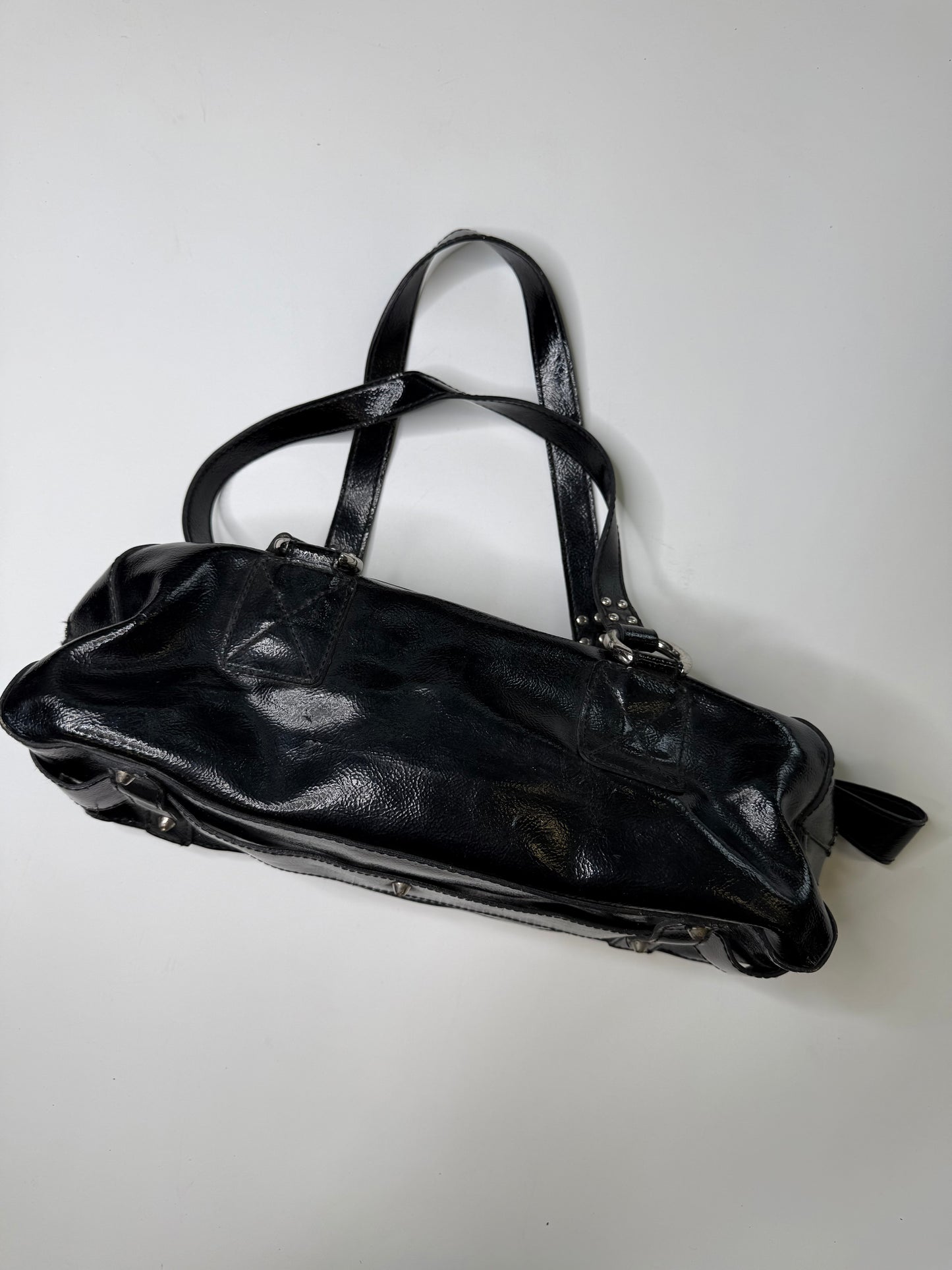 GUESS GEOMETRIC HARDWARE BOWLER BAG (BLACK)