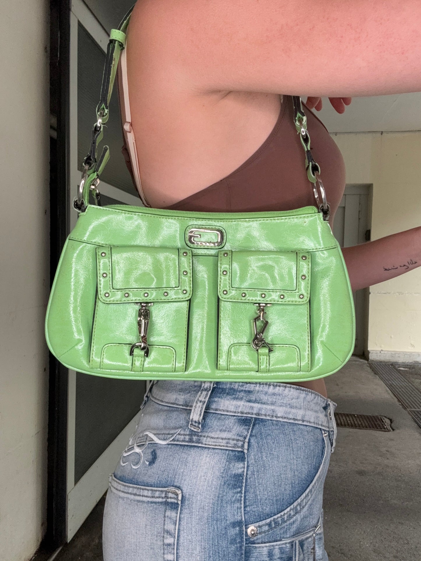 GUESS VINTAGE GREEN PATENT SHOULDER BAG