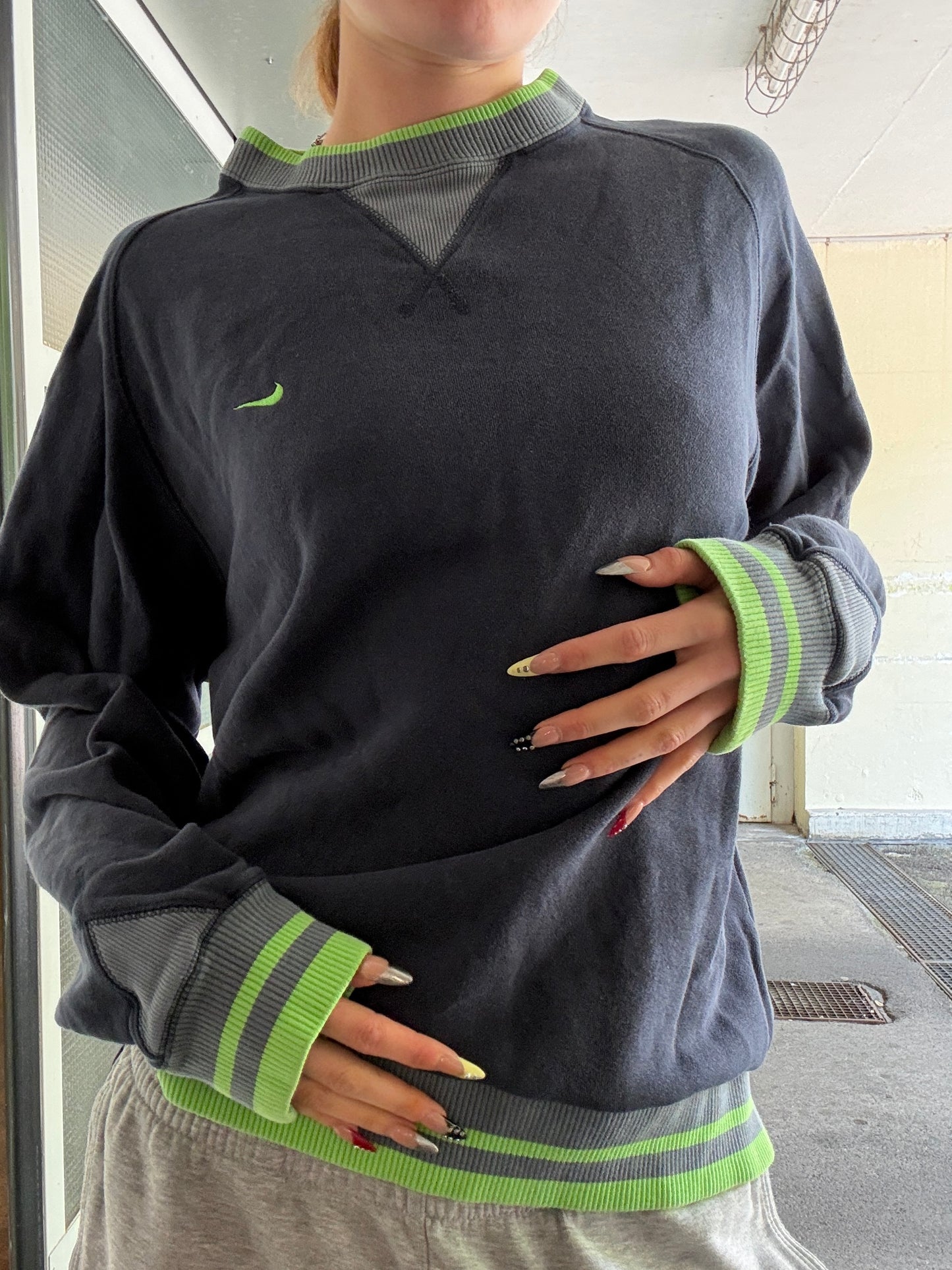 VINTAGE 2000s NIKE SWEATER (M-L)