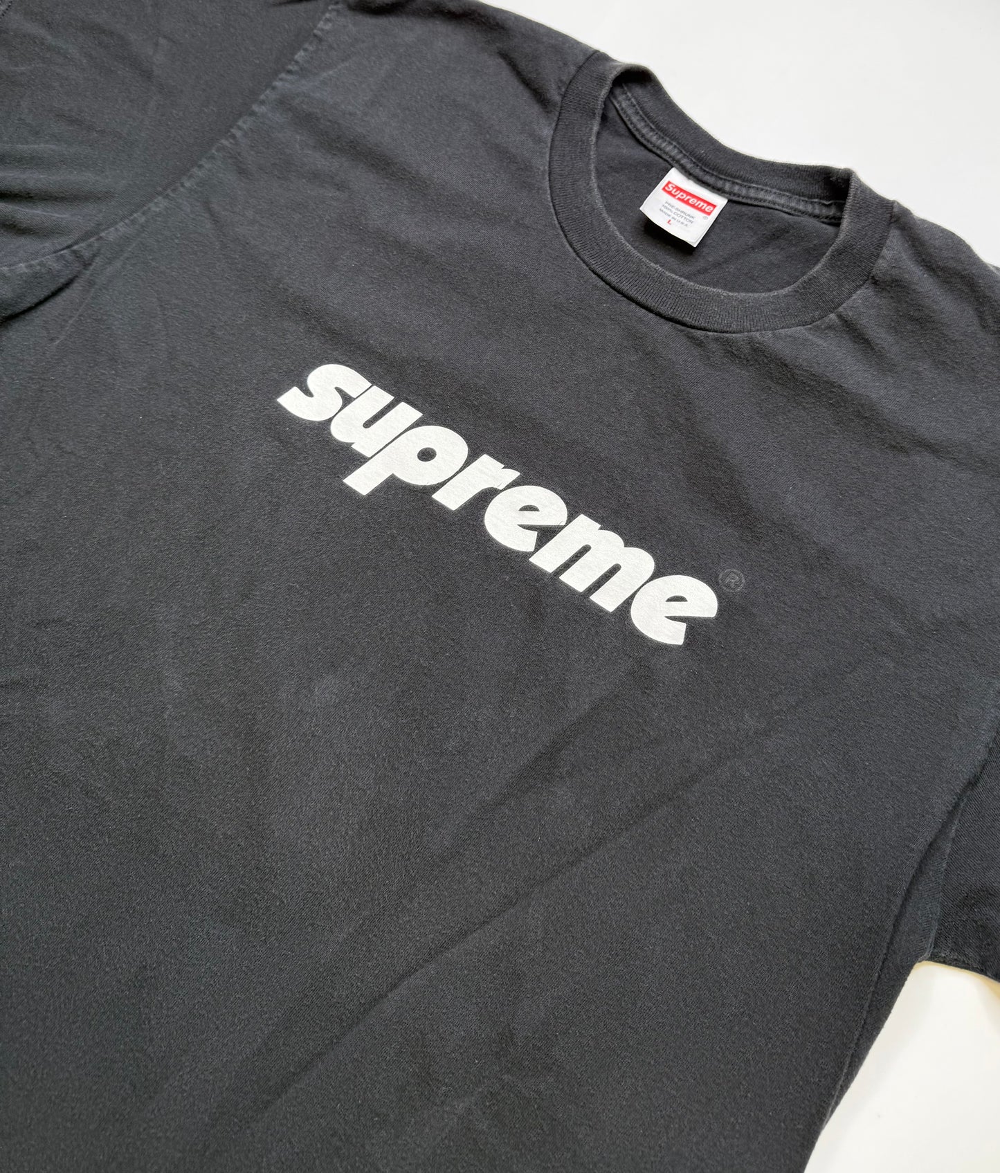 SUPREME WORDMARK TEE – BLACK (L)