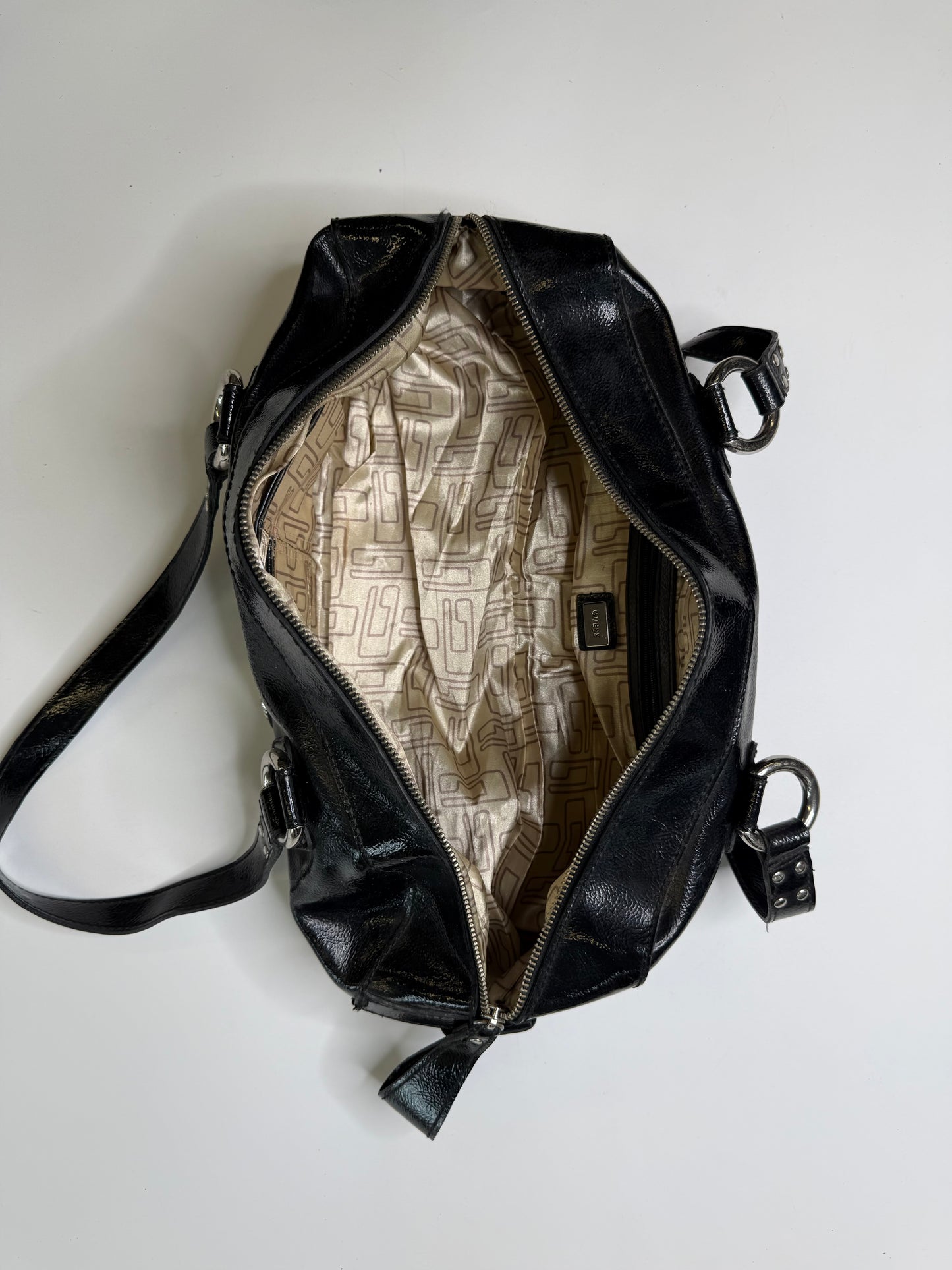 GUESS GEOMETRIC HARDWARE BOWLER BAG (BLACK)