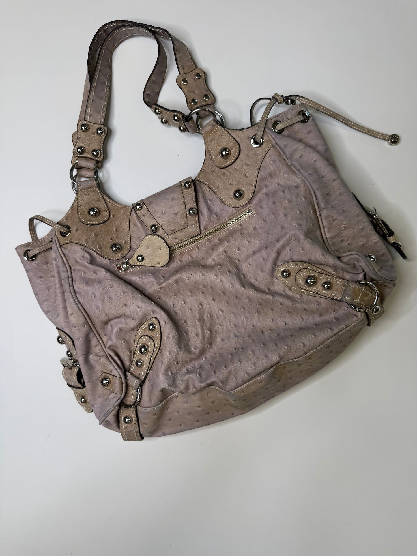 GUESS OSTRICH-EMBOSSED BAG (TAUPE)