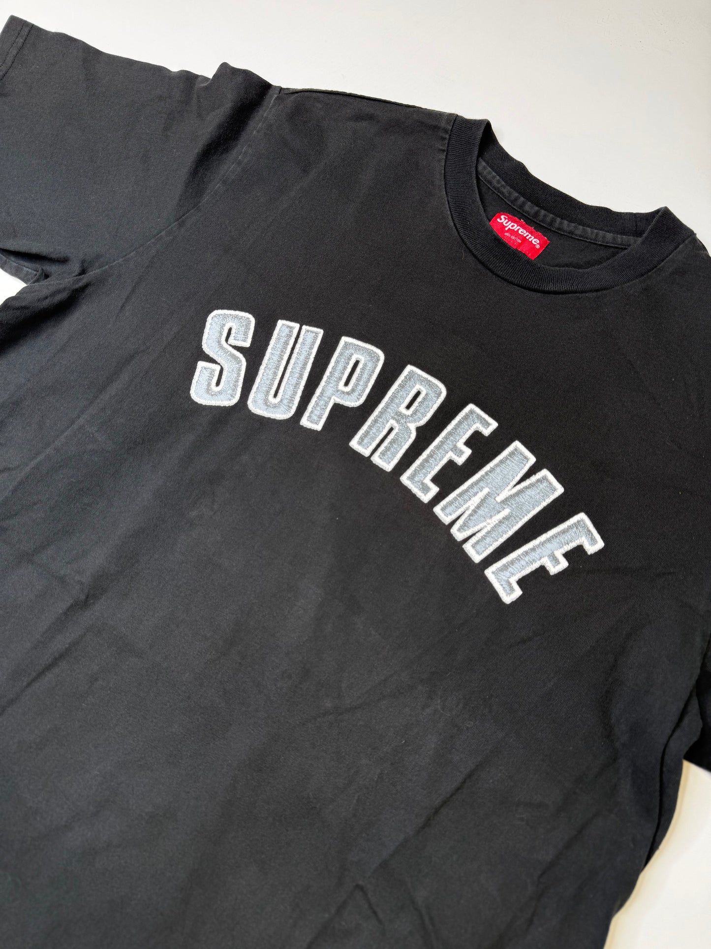 SUPREME ARCHED LOGO TEE BLACK (M)