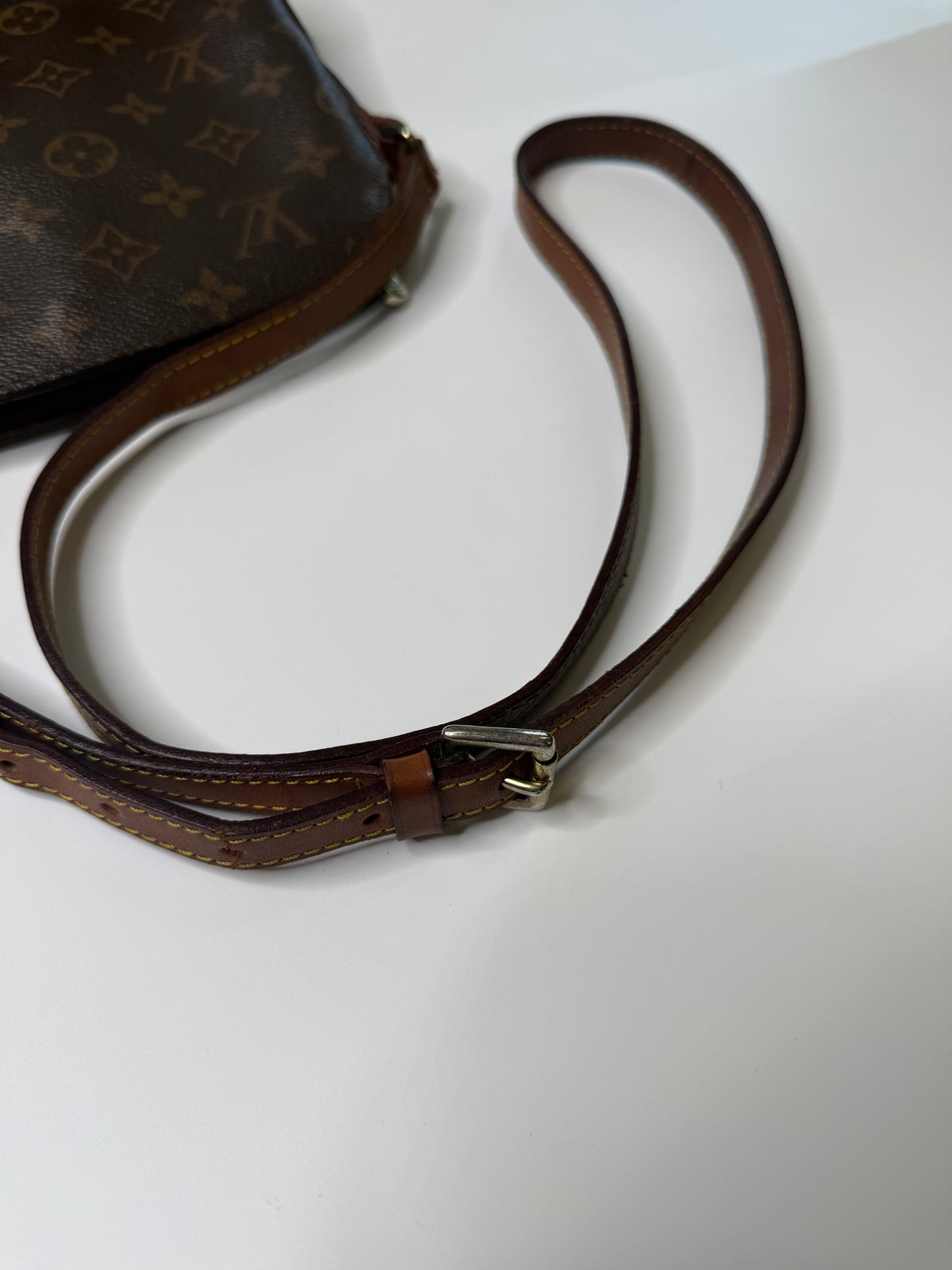LOUIS VUITTON VINTAGE MONOGRAM CROSSBODY BAG