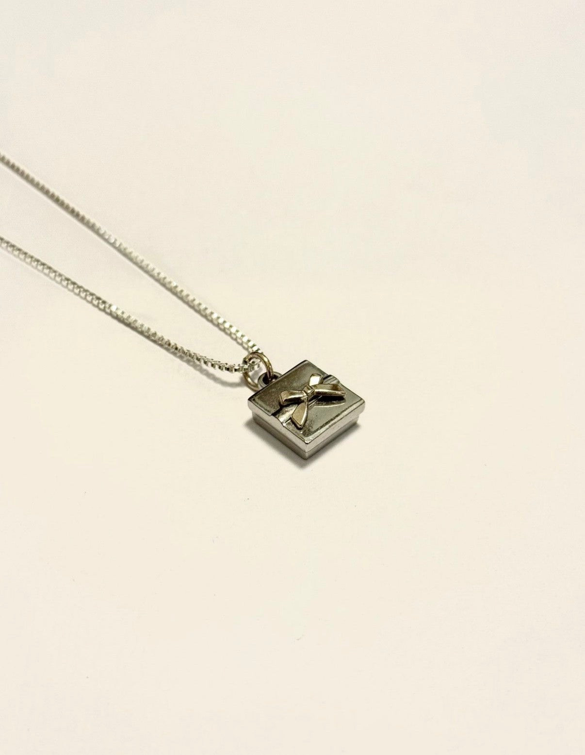 SILVER BOW CHARM VINTAGE NECKLACE