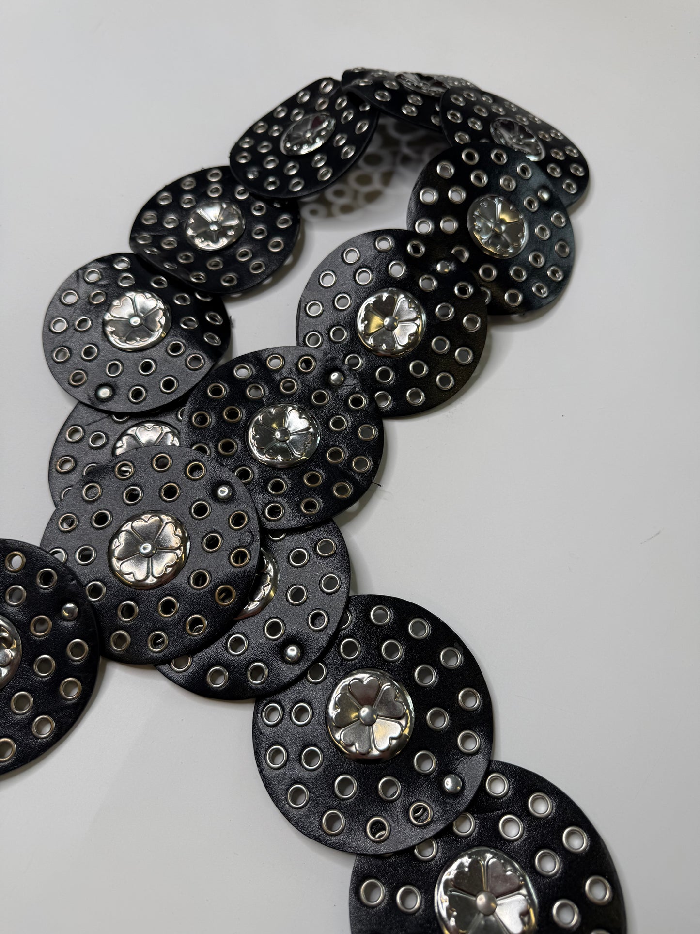 EYELET DISC HOBO BELT – CONCHO DETAIL BLACK (M)