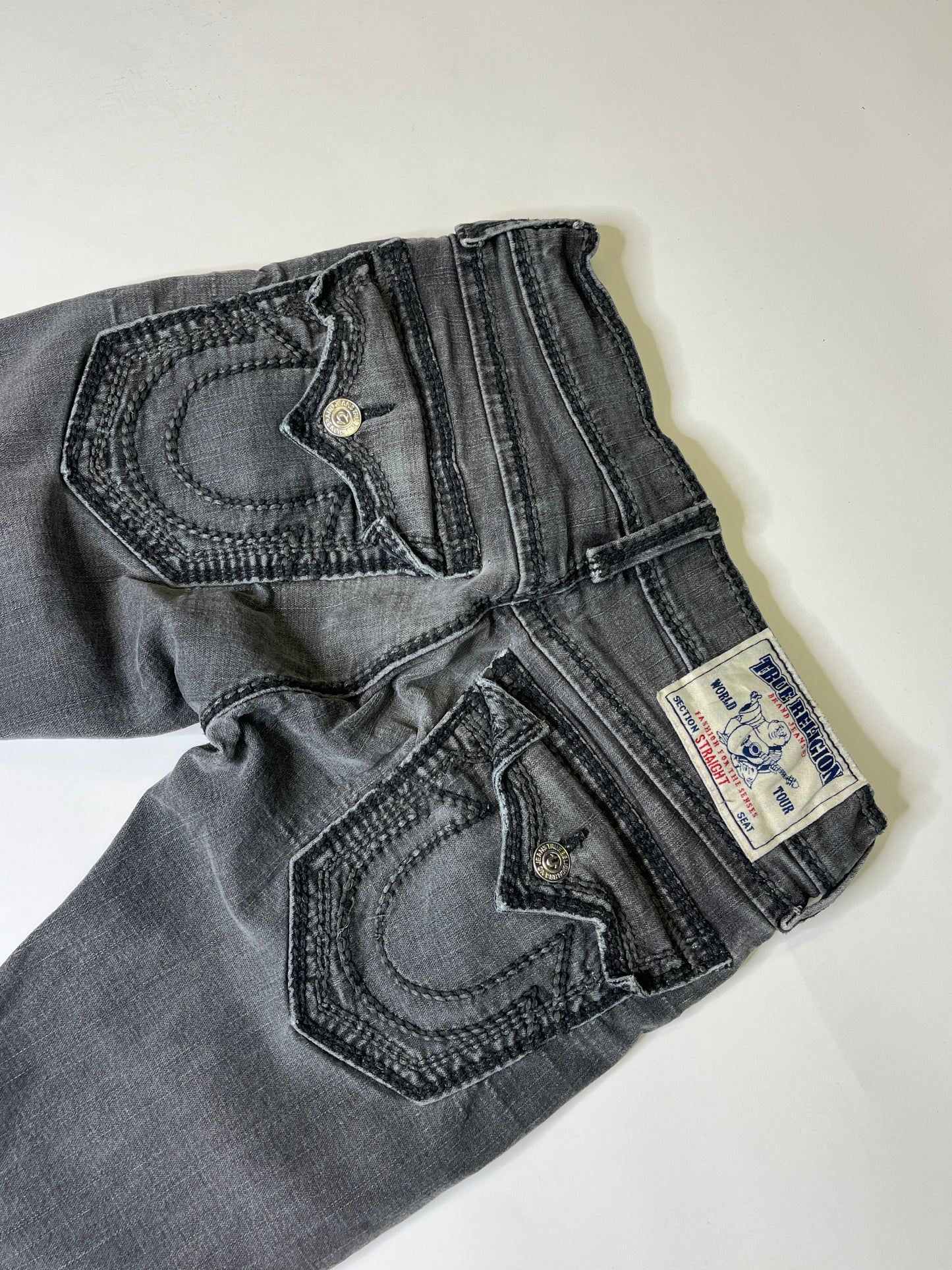 TRUE RELIGION STRAIGHT LEG JEANS (29)