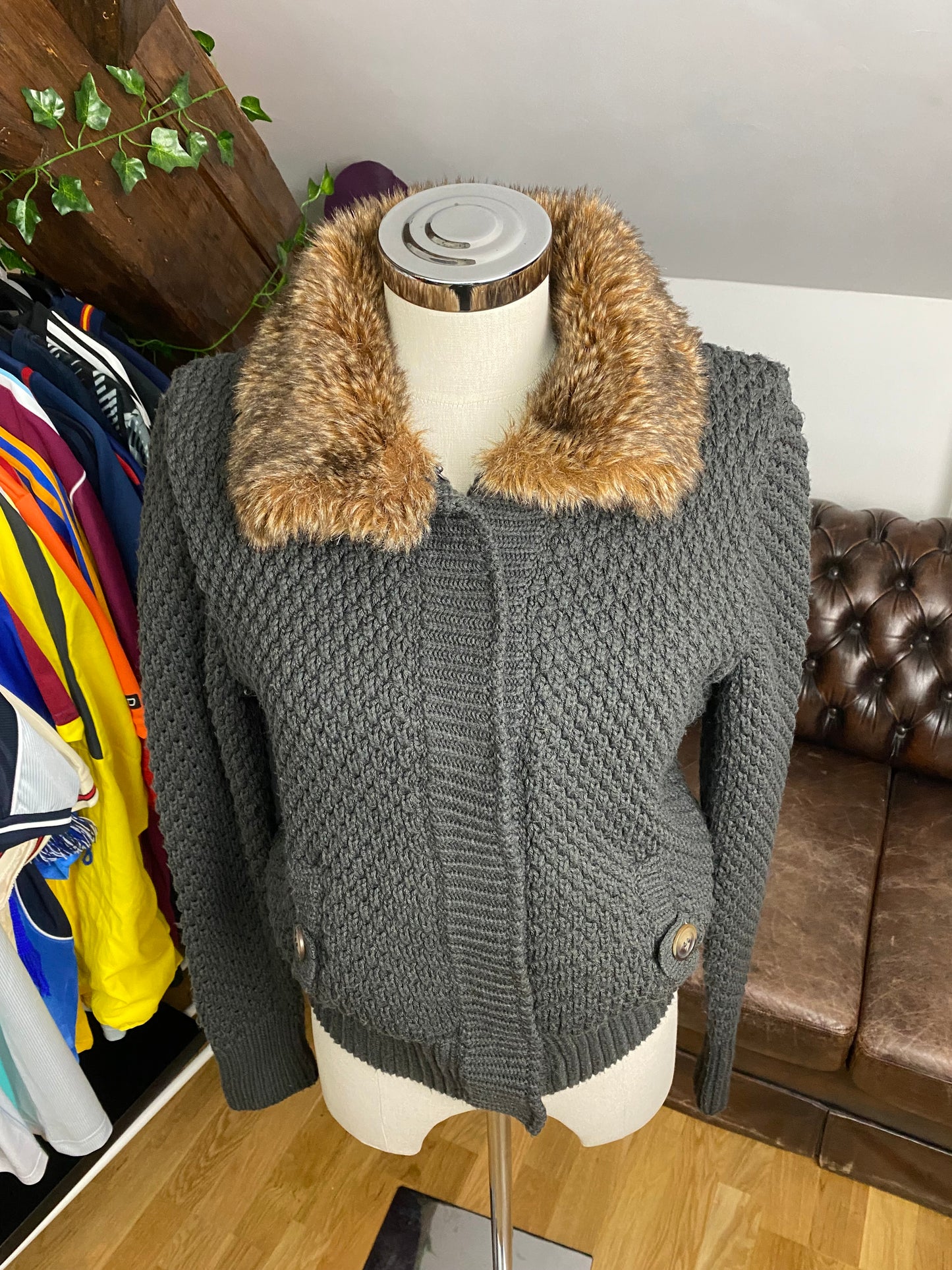 COMFY FAUX FUR NECK KNIT (M)