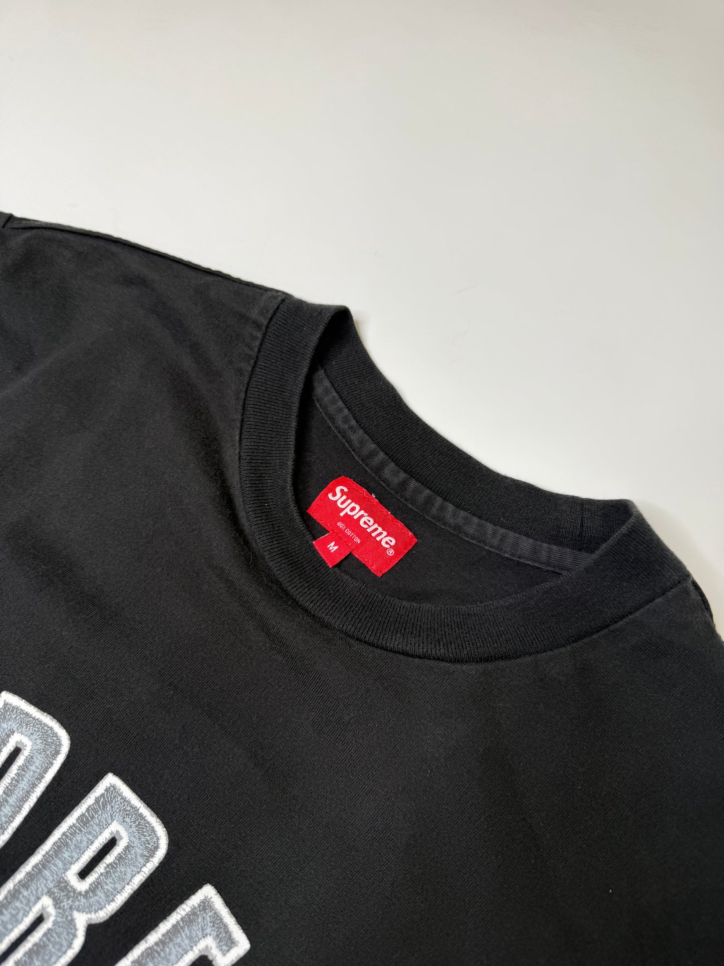 SUPREME ARCHED LOGO TEE BLACK (M)